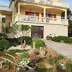 Grbac Veli Rat-seaside Veli Rat